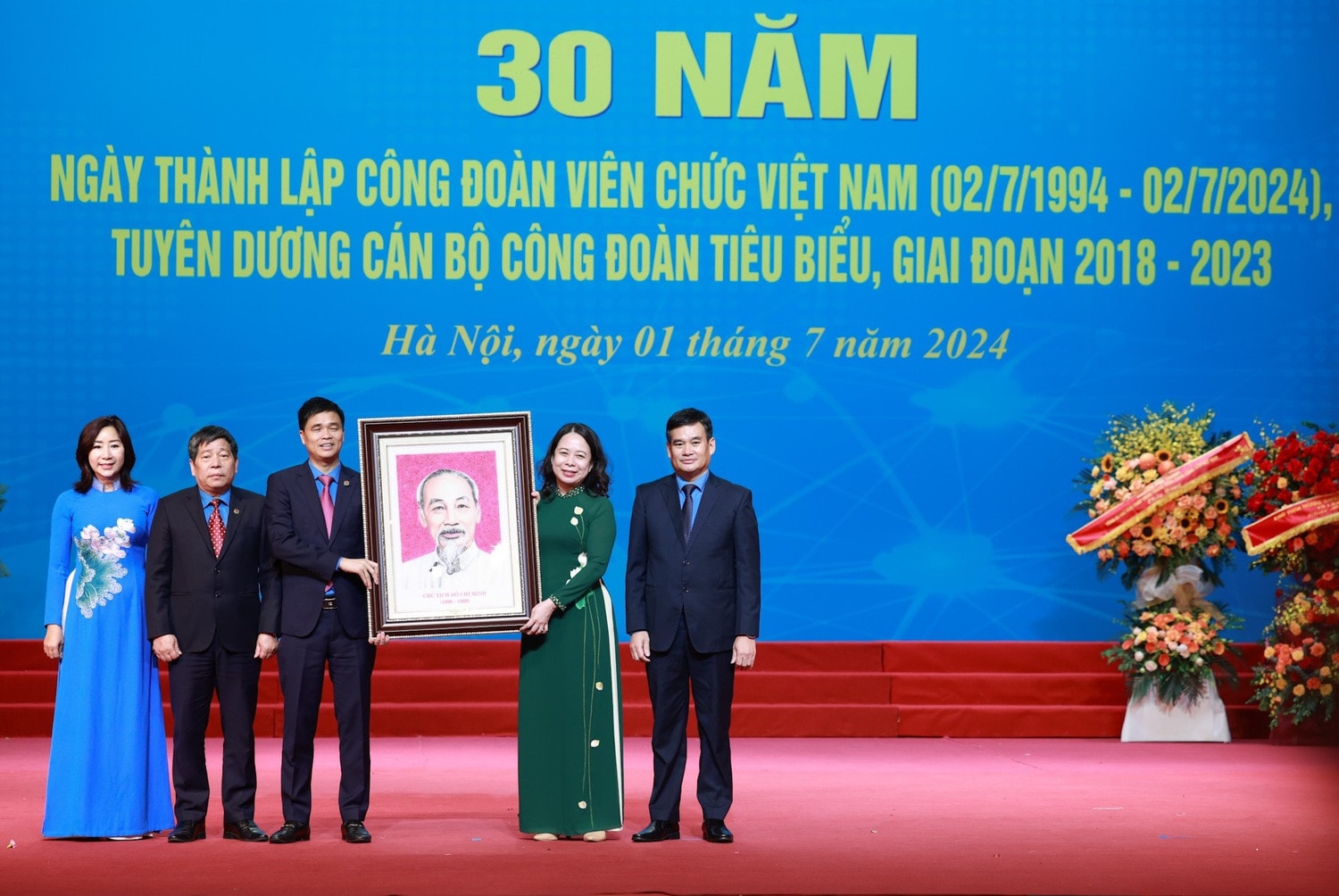 Phó Chủ tịch nước Võ Thị Ánh Xuân trao tặng ảnh Chủ tịch Hồ Chí Minh cho Công đoàn Viên chức Việt Nam. Ảnh: Hải Nguyễn