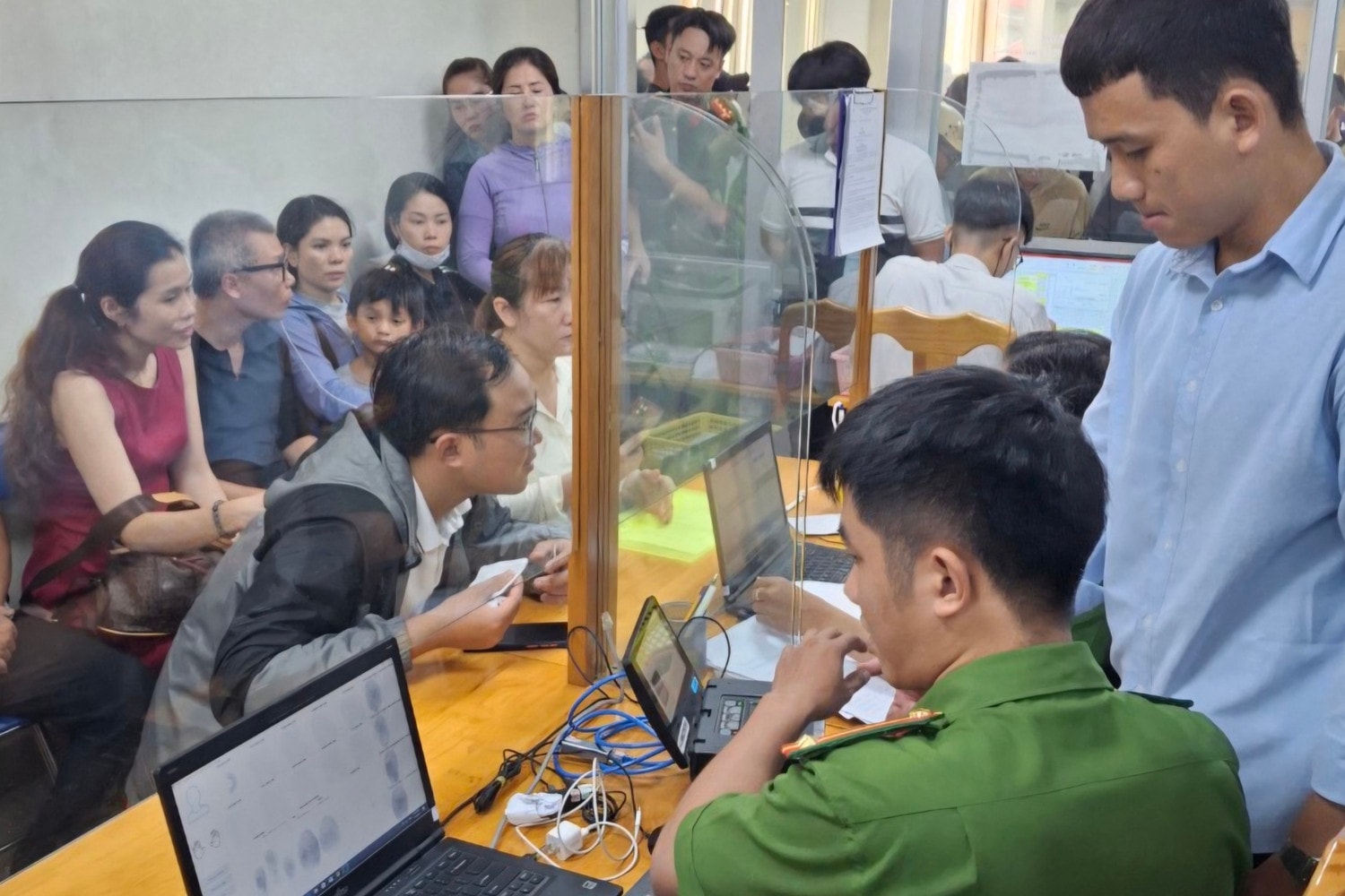 TP. Hồ Chí Minh: Người dân háo hức đi làm căn cước