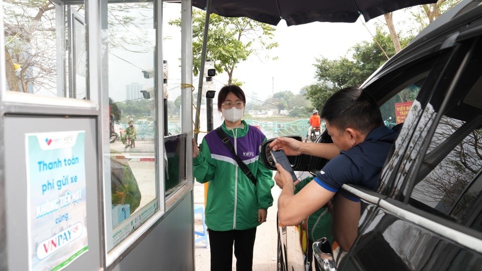 Hà Nội: Triển khai thực hiện đồng bộ, thống nhất việc thu phí đỗ xe không dùng tiền mặt trên toàn thành phố -0