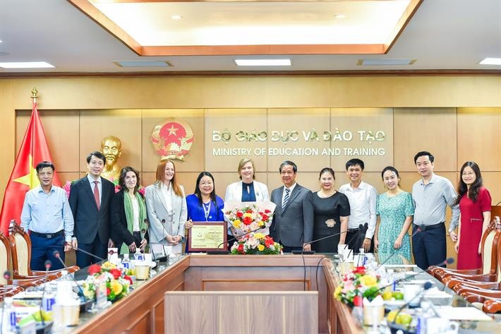 Trao Kỷ niệm chương “Vì sự nghiệp Giáo dục” cho Trưởng Đại diện UNICEF tại Việt Nam -0