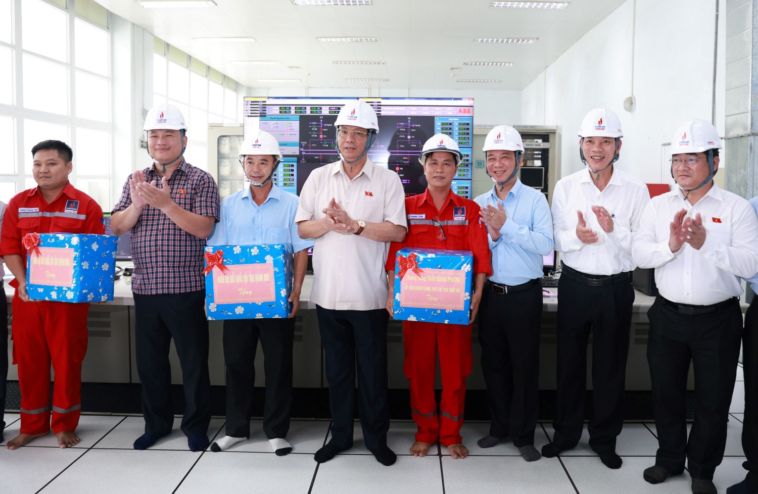 Phó Chủ tịch Quốc hội, Thượng tướng Trần Quang Phương tặng quà cho cán bộ, nhân viên vận hành Nhà máy Thủy điện ĐakĐrinh Phó Chủ tịch Quốc hội, Thượng tướng Trần Quang Phương thăm và làm việc tại nhà máy thủy điện ĐakĐRinh -0