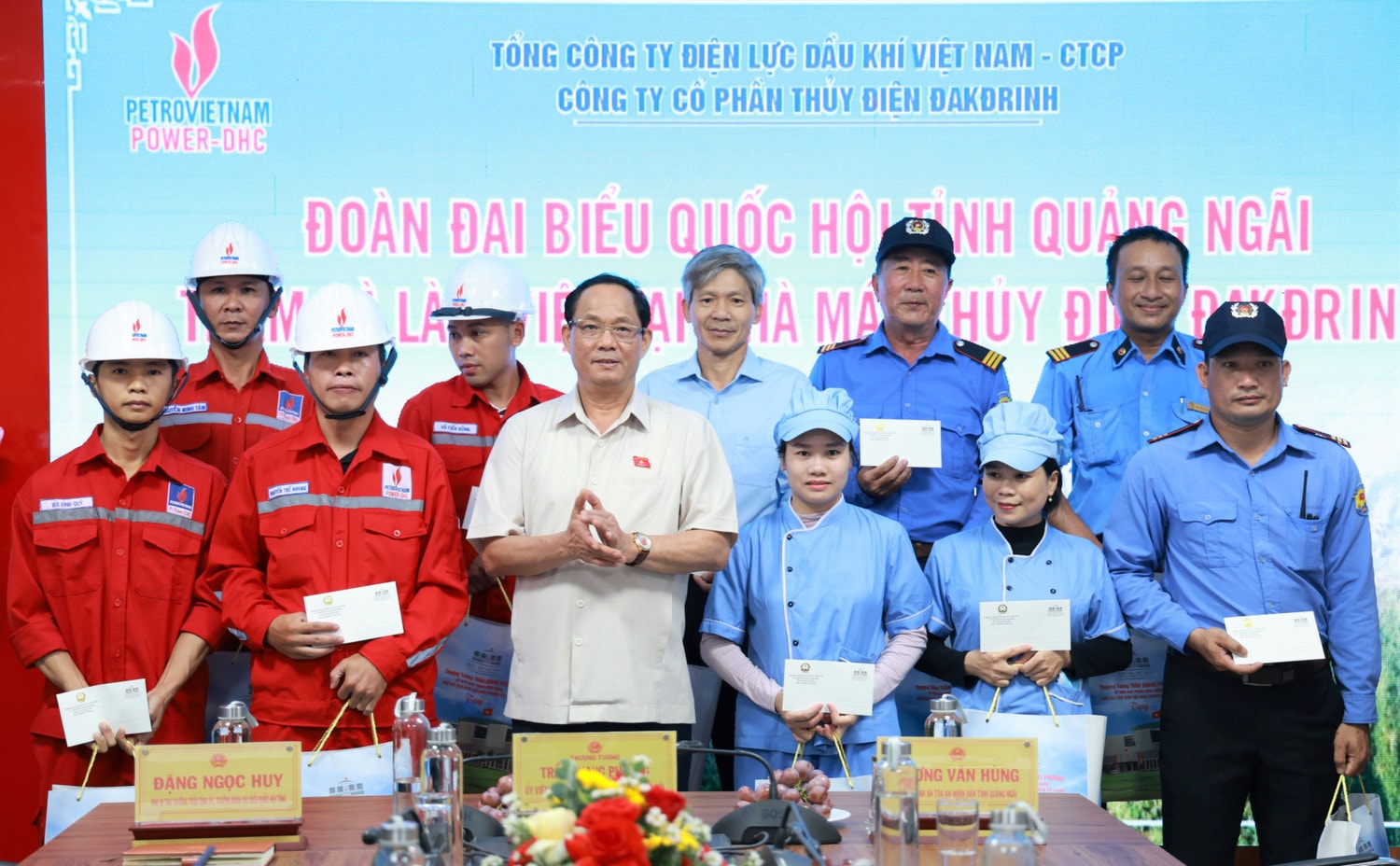 Phó Chủ tịch Quốc hội, Thượng tướng Trần Quang Phương tặng quà động viên công nhân Nhà máy Thủy điện ĐakĐrinh có hoàn cảnh khó khăn Phó Chủ tịch Quốc hội, Thượng tướng Trần Quang Phương thăm và làm việc tại nhà máy thủy điện ĐakĐRinh -0