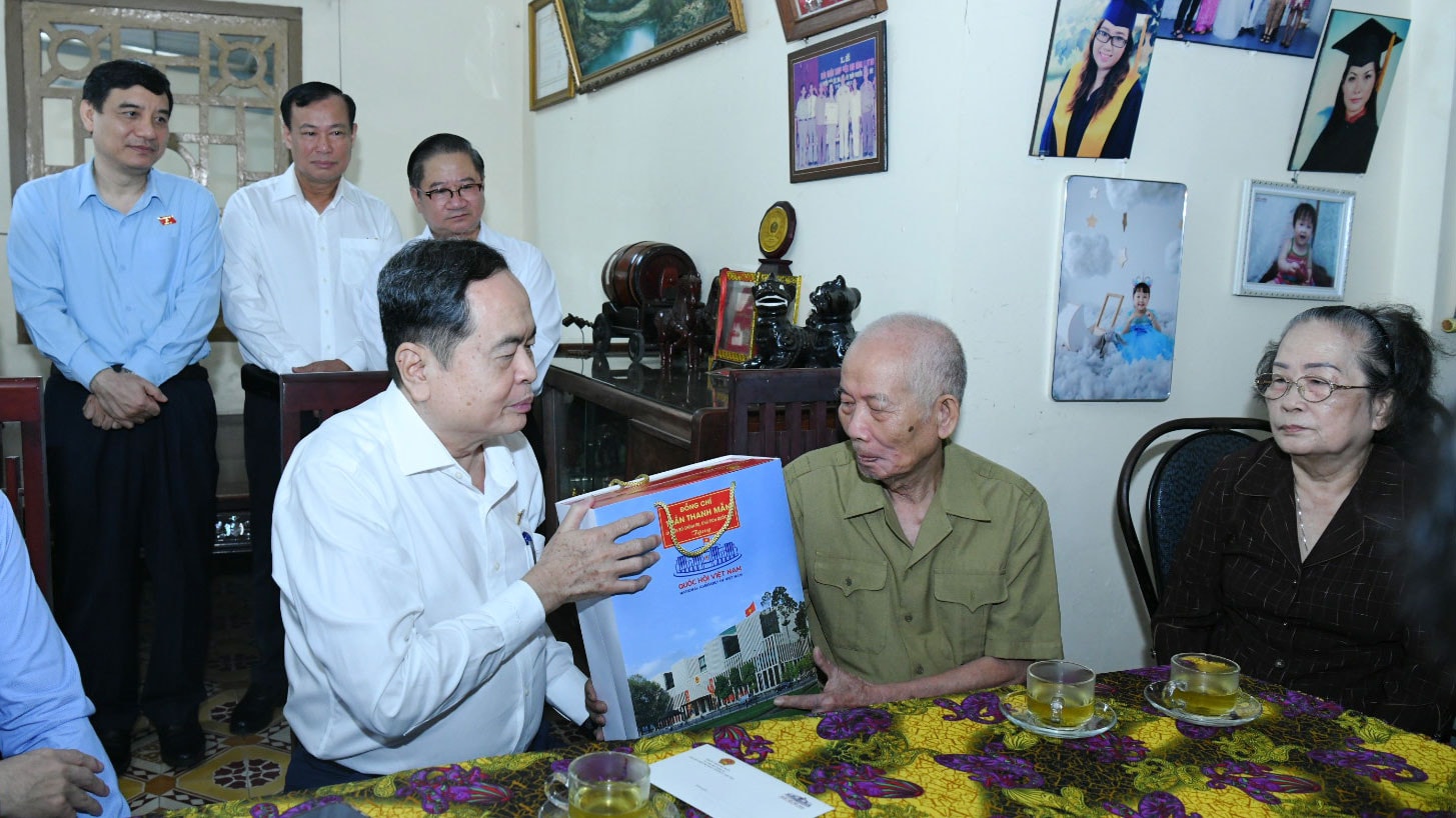 Chủ tịch Quốc hội Trần Thanh Mẫn thăm, tặng quà tri ân người có công thành phố Cần Thơ -0