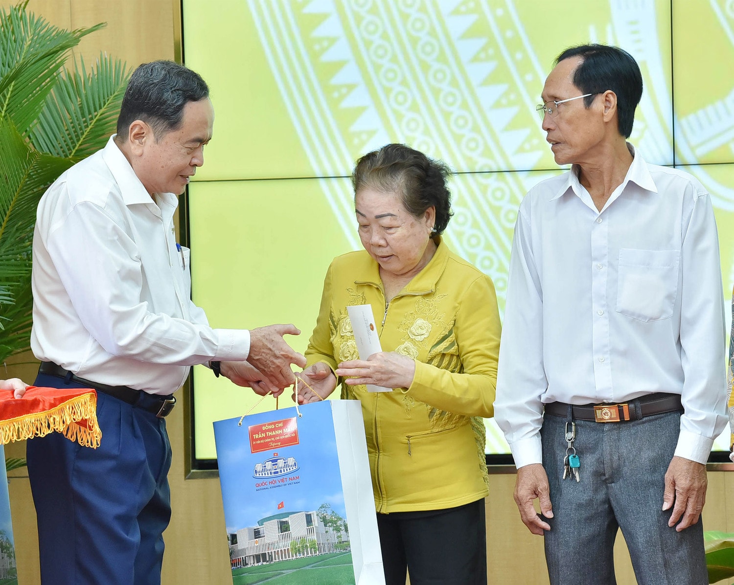 Chủ tịch Quốc hội Trần Thanh Mẫn thăm, tặng quà tri ân người có công thành phố Cần Thơ -0