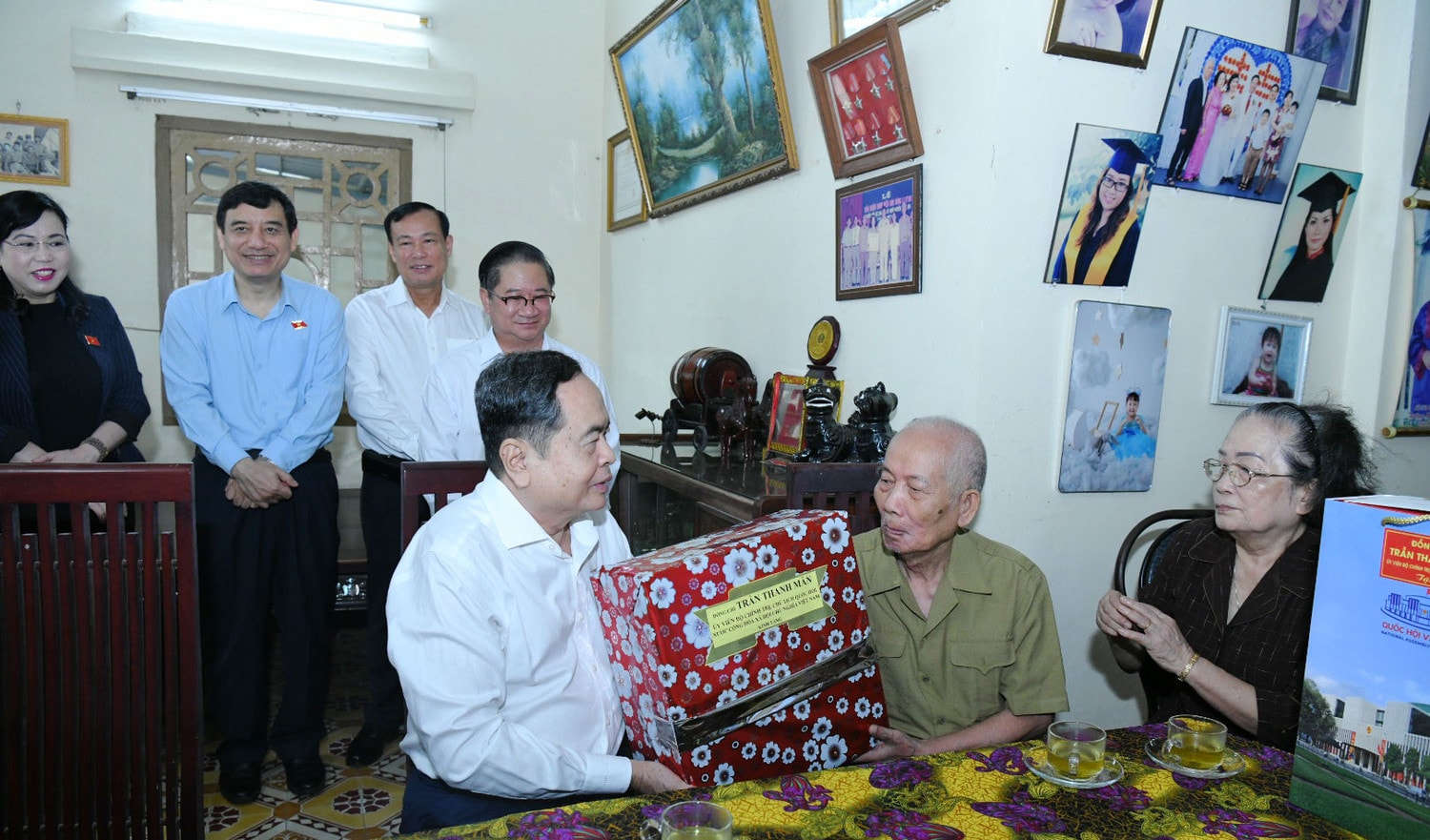 Chủ tịch Quốc hội Trần Thanh Mẫn thăm, tặng quà tri ân người có công thành phố Cần Thơ -0