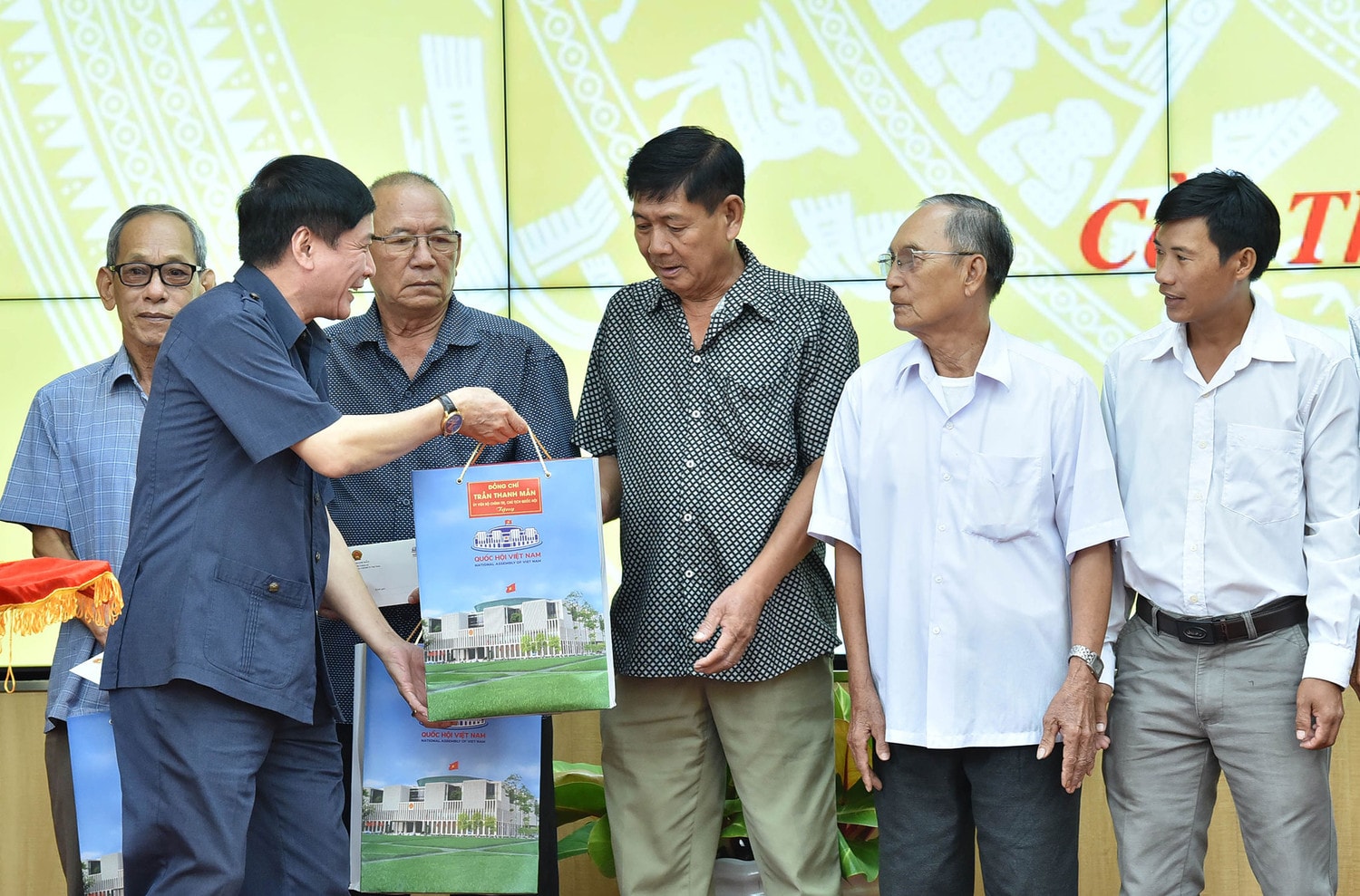 Chủ tịch Quốc hội Trần Thanh Mẫn thăm, tặng quà tri ân người có công thành phố Cần Thơ -0