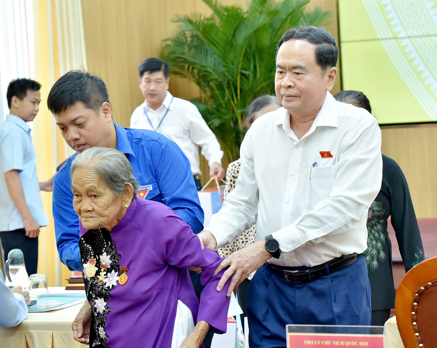 Chủ tịch Quốc hội Trần Thanh Mẫn thăm, tặng quà tri ân người có công thành phố Cần Thơ -0