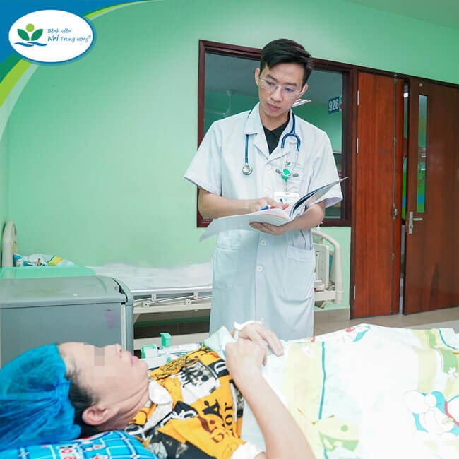 Người bà hiến thận, cứu sống cháu gái 7 tuổi bị suy thận mạn giai đoạn cuối -0