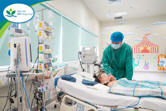 Người bà hiến thận, cứu sống cháu gái 7 tuổi bị suy thận mạn giai đoạn cuối -0