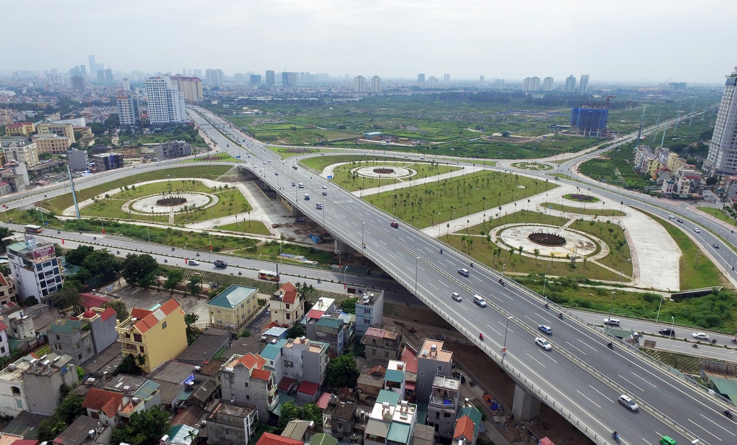 Thời gian qua, thành phố đẩy nhanh tiến độ các công trình giao thông trọng điểm để giải quyết bài toán ùn tắc giao thông