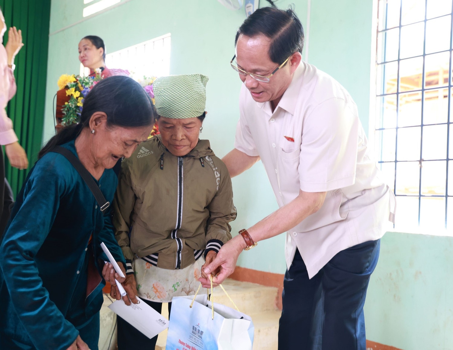 Phó Chủ tịch Quốc hội, Thượng tướng Trần Quang Phương tặng quà cho bà con xã Sơn Tân Phó Chủ tịch Quốc hội, Thượng tướng Trần Quang Phương tiếp xúc cử tri xã Sơn Tân, huyện Sơn Tây, Quảng Ngãi