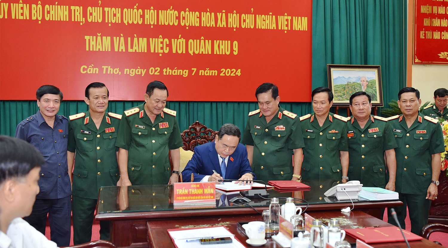 Chủ tịch Quốc hội Trần Thanh Mẫn thăm và làm việc với Đảng ủy - Bộ Tư lệnh Quân khu 9 -0