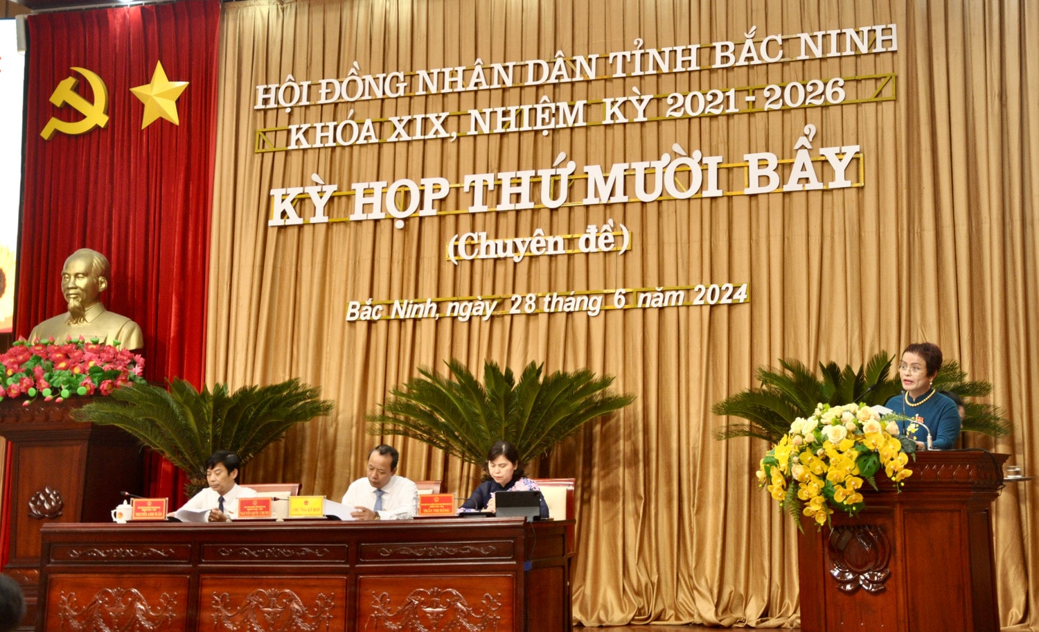 Trưởng Ban Kinh tế - Ngân sách HĐND tỉnh Bắc Ninh Đỗ Thị Thu báo cáo thẩm tra tại kỳ họp. Ảnh: Hải Yế