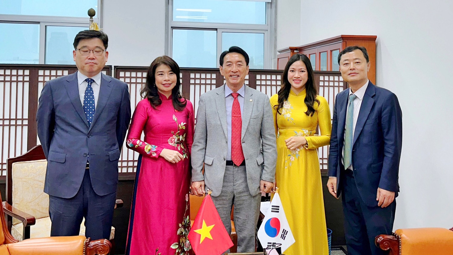 Phó Chủ nhiệm Ủy ban Đối ngoại Lê Thu Hà gặp Chủ nhiệm Ủy ban Đối ngoại và Thống nhất, Quốc hội Hàn Quốc -0