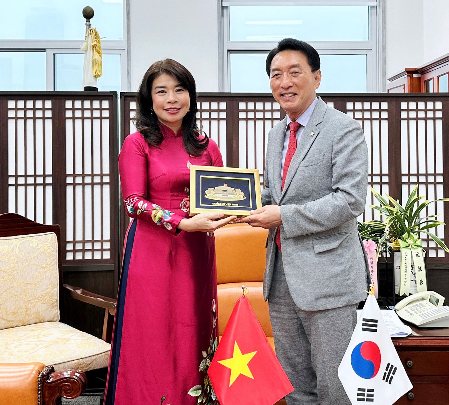 Phó Chủ nhiệm Ủy ban Đối ngoại Lê Thu Hà gặp Chủ nhiệm Ủy ban Đối ngoại và Thống nhất, Quốc hội Hàn Quốc -0