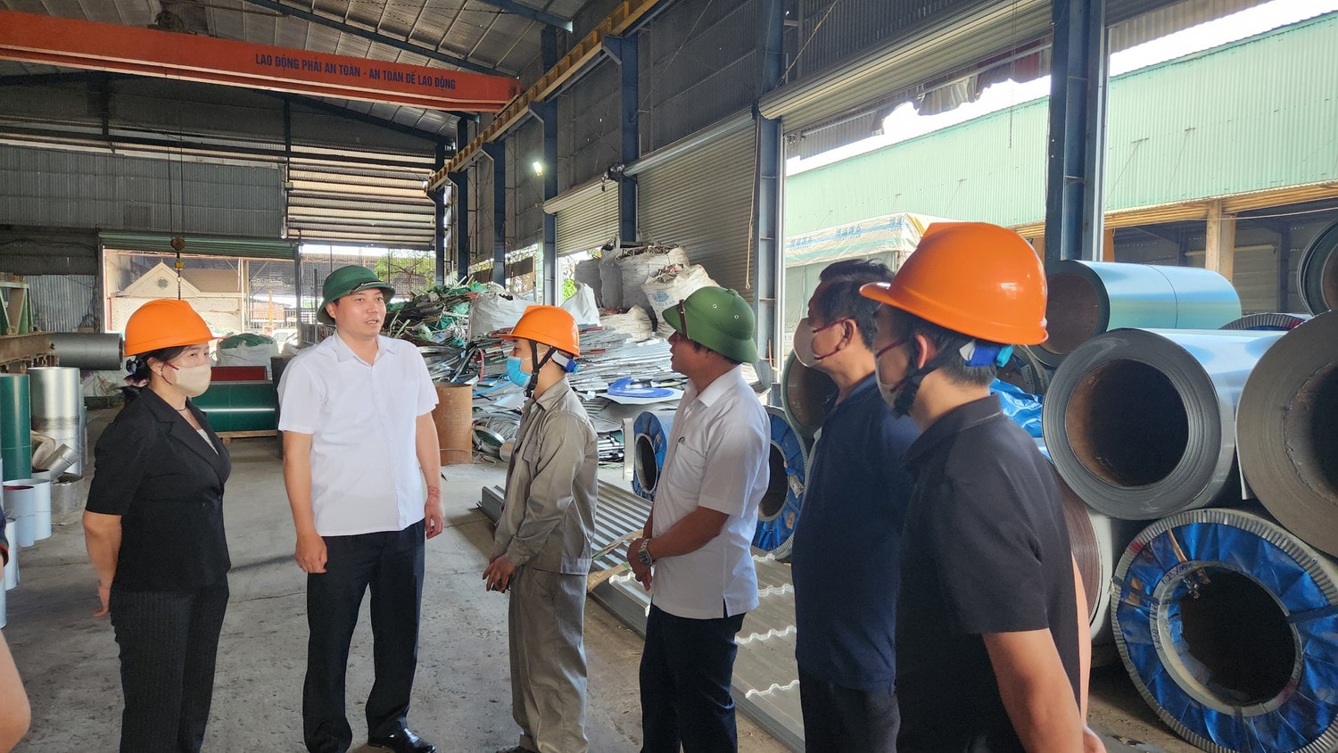 Ban Văn hóa - Xã hội HĐND tỉnh khảo sát tại một cơ sở sản xuất kinh doanh tại cụm công nghiệp Diễn Hồng Ảnh: Hải Phong