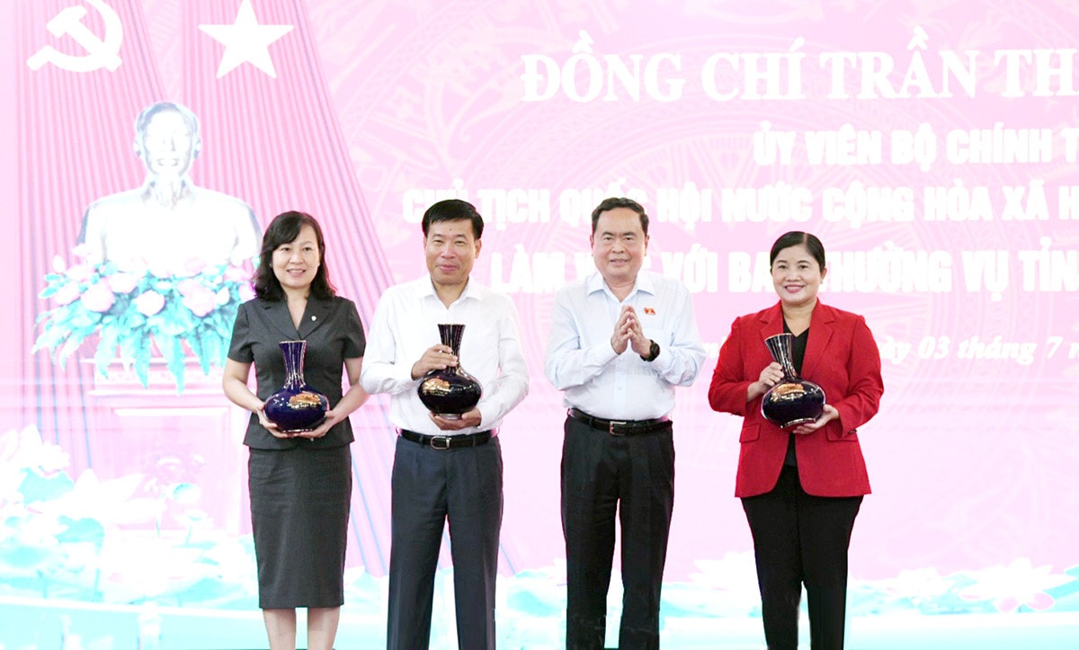 NA Chairman Tran Thanh Man presented gifts to the Standing Committee of Binh Phuoc province's Party Committee. Photo: Lâm Hiển NA Chairman works with standing board of Binh Phuoc province's Party Committee -0