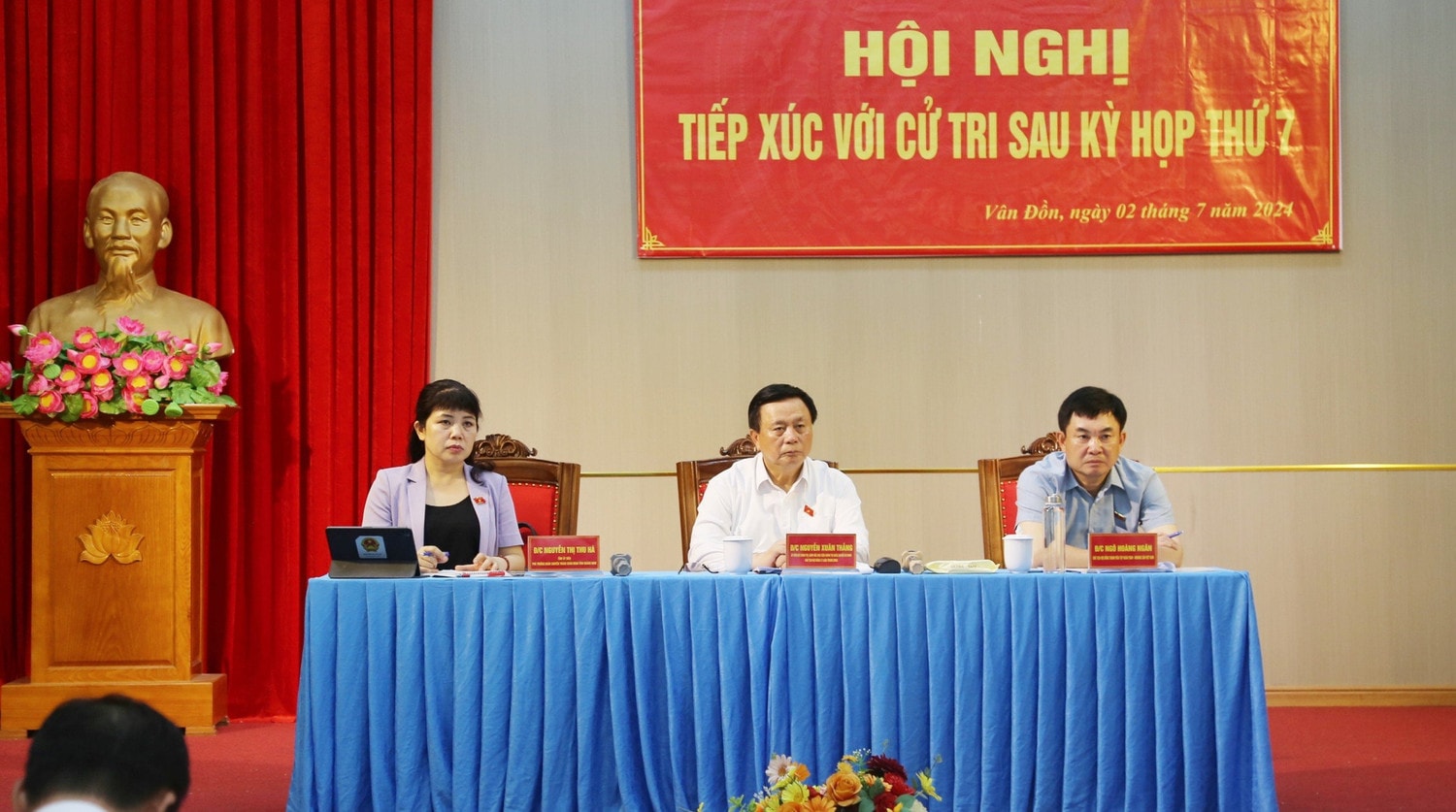 Giám đốc Học viện Chính trị quốc gia Hồ Chí Minh, Chủ tịch Hội đồng lý luận Trung ương Nguyễn Xuân Thắng tiếp xúc cử tri huyện Vân Đồn, Quảng Ninh