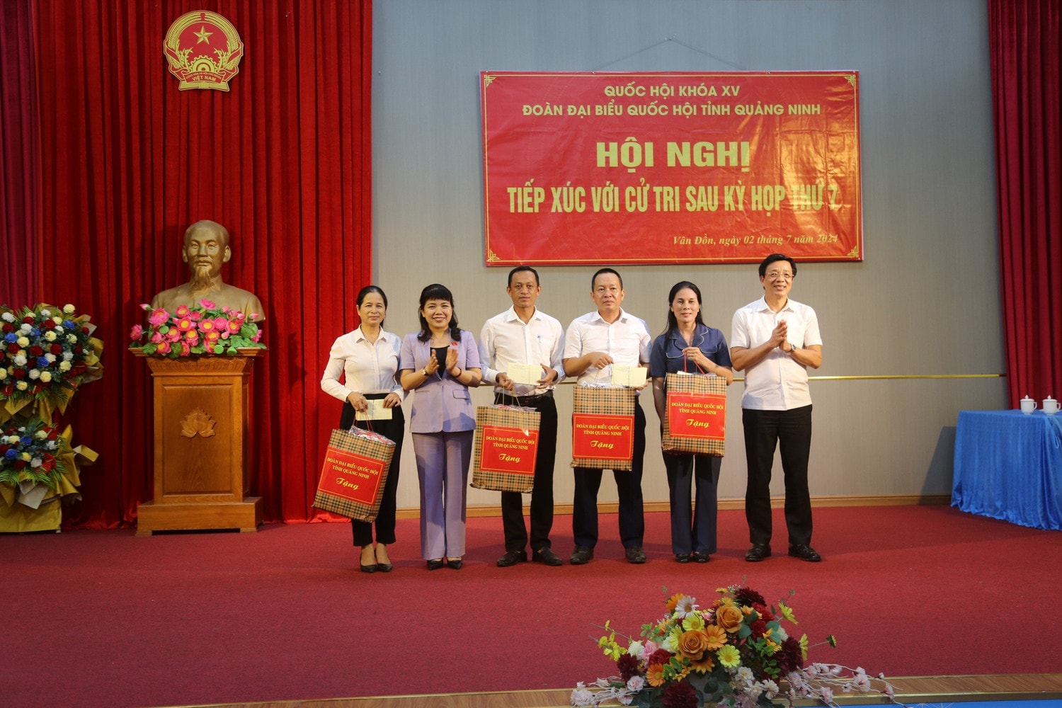 Giám đốc Học viện Chính trị quốc gia Hồ Chí Minh, Chủ tịch Hội đồng lý luận Trung ương Nguyễn Xuân Thắng tiếp xúc cử tri huyện Vân Đồn, Quảng Ninh -0