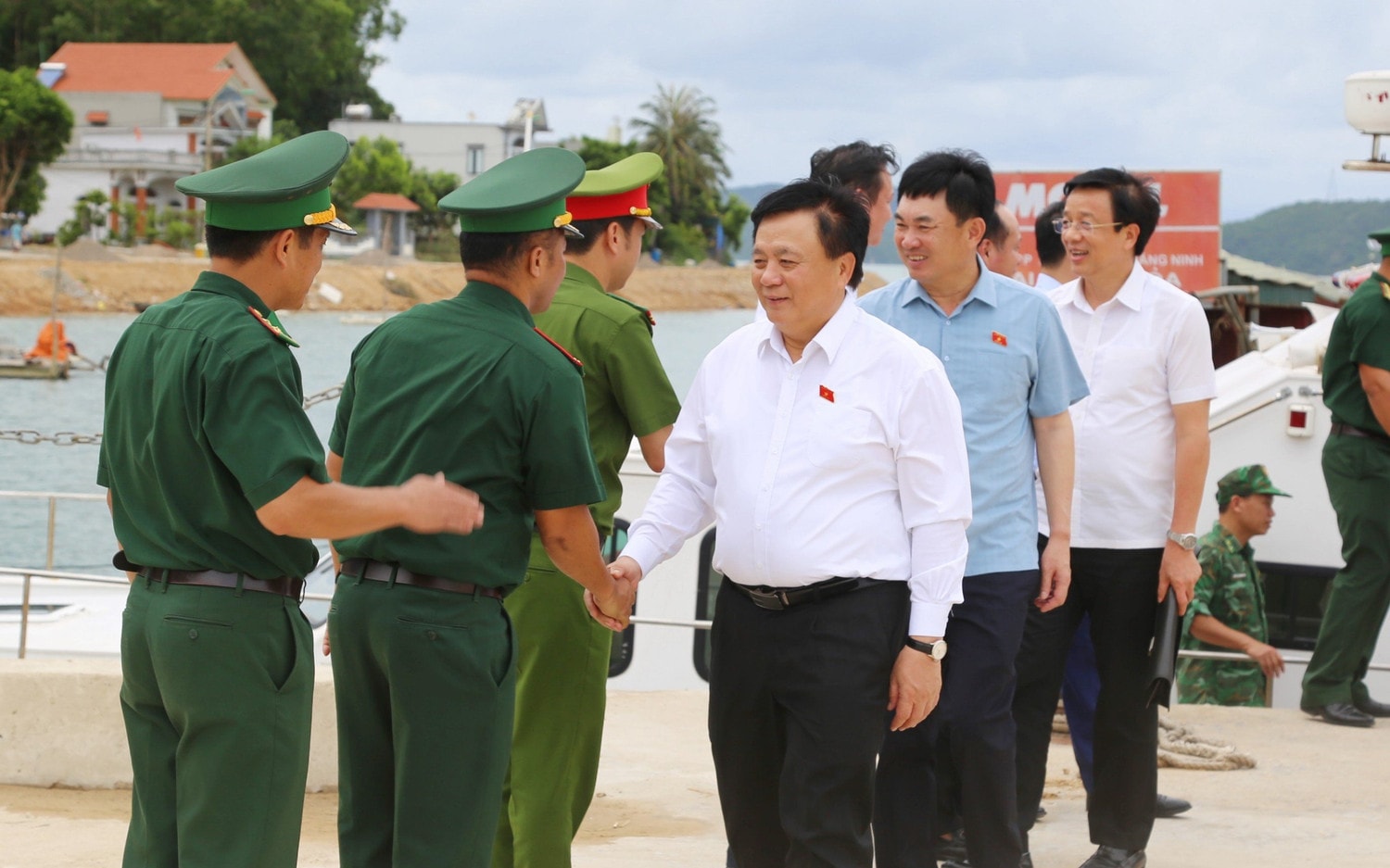 Giám đốc Học viện Chính trị quốc gia Hồ Chí Minh, Chủ tịch Hội đồng lý luận Trung ương Nguyễn Xuân Thắng tiếp xúc cử tri huyện Vân Đồn, Quảng Ninh