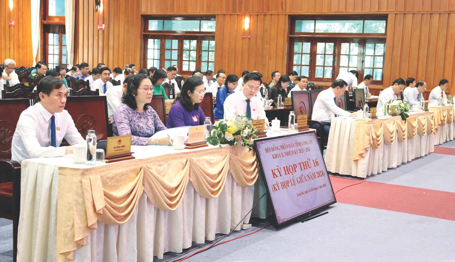 Đại biểu dự Kỳ họp thứ 16, Hội đồng nhân dân tỉnh Long An Khóa X