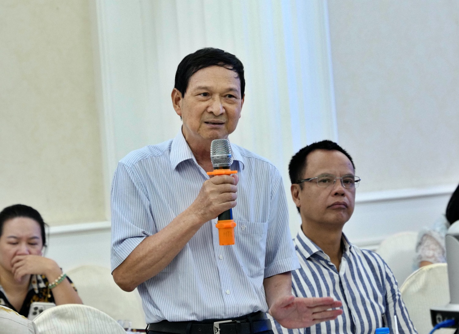 Chuyên gia kinh tế PGS. TS Ngô Trí Long Nửa năm xoay chuyển của trị trường giá vàng -0