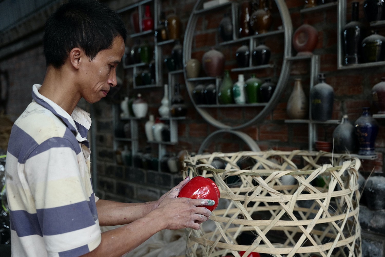 Kiểm tra sản phẩm là công đoạn cuối cùng trước khi đưa sản phẩm đến với người tiêu dùng Gốm Kim Lan trong thời chuyển đổi số -0