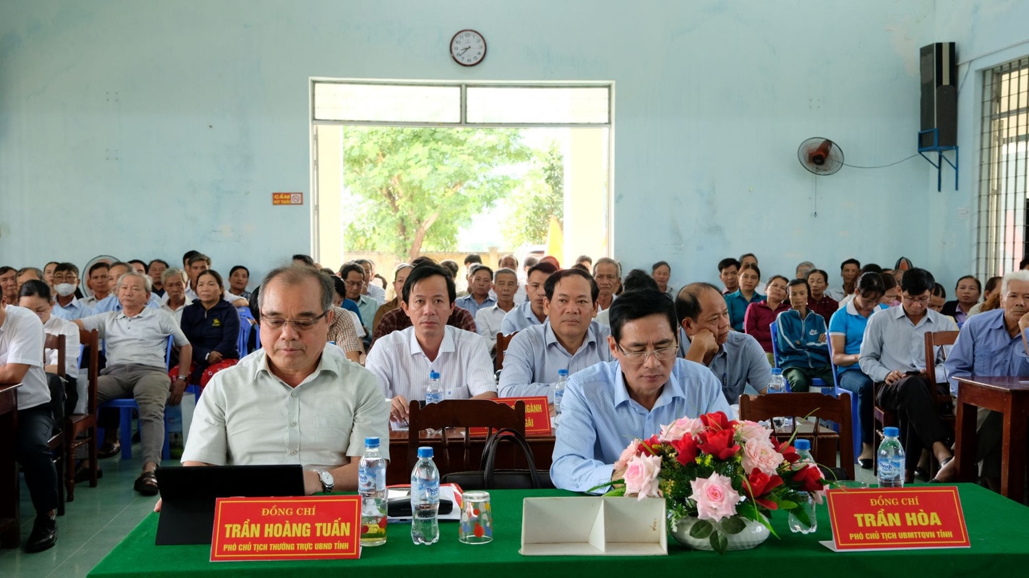 Lãnh đạo UBND tỉnh Quảng Ngãi trực tiếp giải đáp các thắc mắc, kiến nghị của cử tri Phó Chủ tịch Quốc hội, Thượng tướng Trần Quang Phương tiếp xúc cử tri xã Hành Thiện, huyện Nghĩa Hành, Quảng Ngãi -0