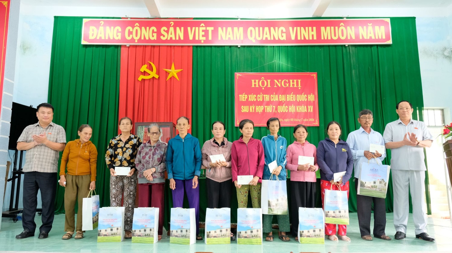 Phó Chủ tịch Quốc hội, Thượng tướng Trần Quang Phương và Đoàn ĐBQH tỉnh Quảng Ngãi tặng quà cho các hộ có hoàn cảnh khó khăn, gia đình chính sách Phó Chủ tịch Quốc hội, Thượng tướng Trần Quang Phương tiếp xúc cử tri xã Hành Thiện, huyện Nghĩa Hành, Quảng Ngãi -0