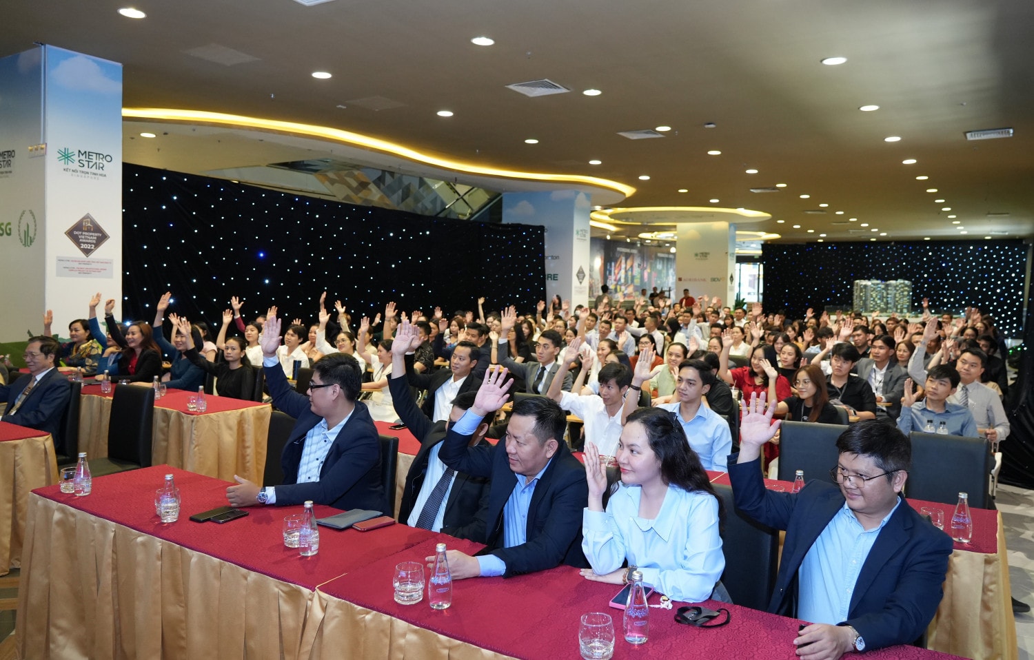 CBNV CT Group đồng lòng, nỗ lực tạo nên nhiều giá trị tốt hơn cho cộng đồng Là một Tập đoàn kín tiếng, ít người biết về Tập đoàn lâu đời này, càng ít người biết về các hoạt động quốc tế của CT Group… -0