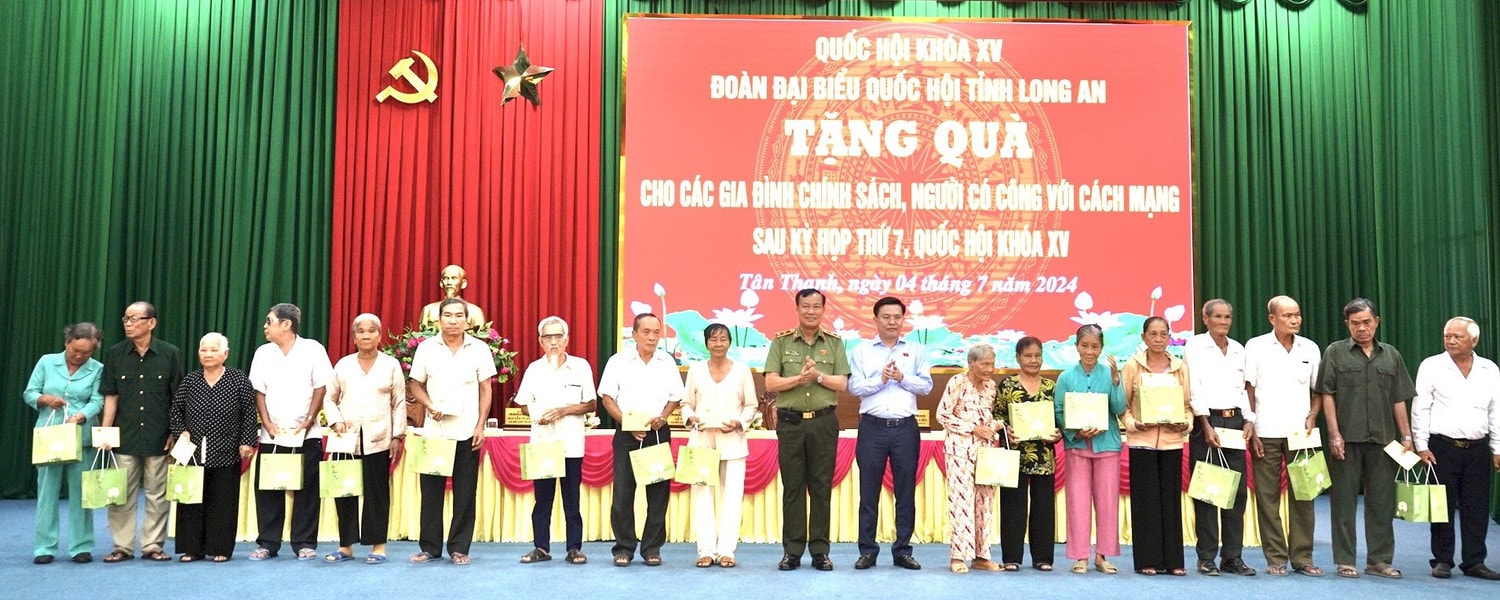 Chủ nhiệm Ủy ban Quốc phòng và An ninh Lê Tấn Tới tiếp xúc cử tri tại hai huyện Đức Huệ và Tân Thạnh