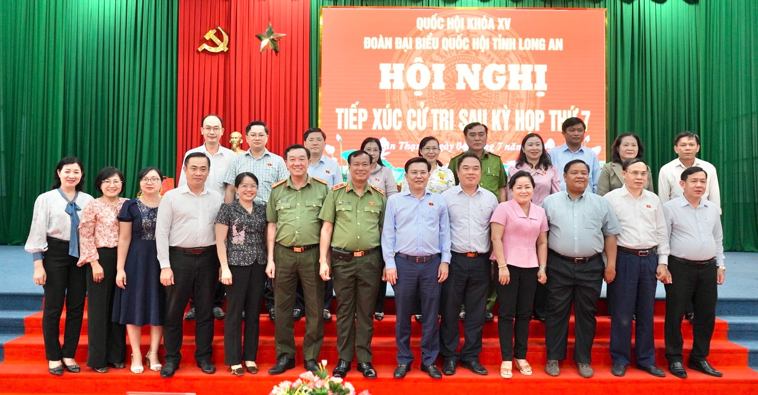 Chủ nhiệm Ủy ban Quốc phòng và An ninh Lê Tấn Tới tiếp xúc cử tri tại hai huyện Đức Huệ và Tân Thạnh