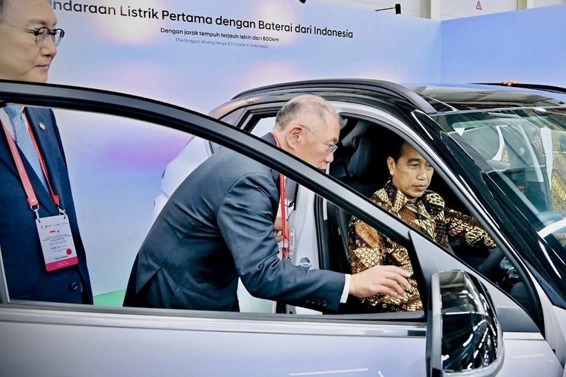 Indonesian President Joko Widodo (right) speaks with Hyundai Motor Group Executive Chairman Chung Eui-sun (center) during an inspection of the battery and electric vehicle manufacturing plant by PT Hyundai LG Indonesia-Green Power in Karawang, West Java. (Photo: AFP/Indonesian Presidential Palace) Indonesia launches first EV battery plant in Southeast Asia -0