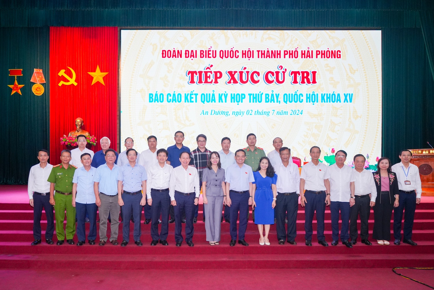 Các đại biểu chụp ảnh kỷ niệm tại buổi tiếp xúc cử chi huyện An Dương. Ảnh: Đàm Thanh