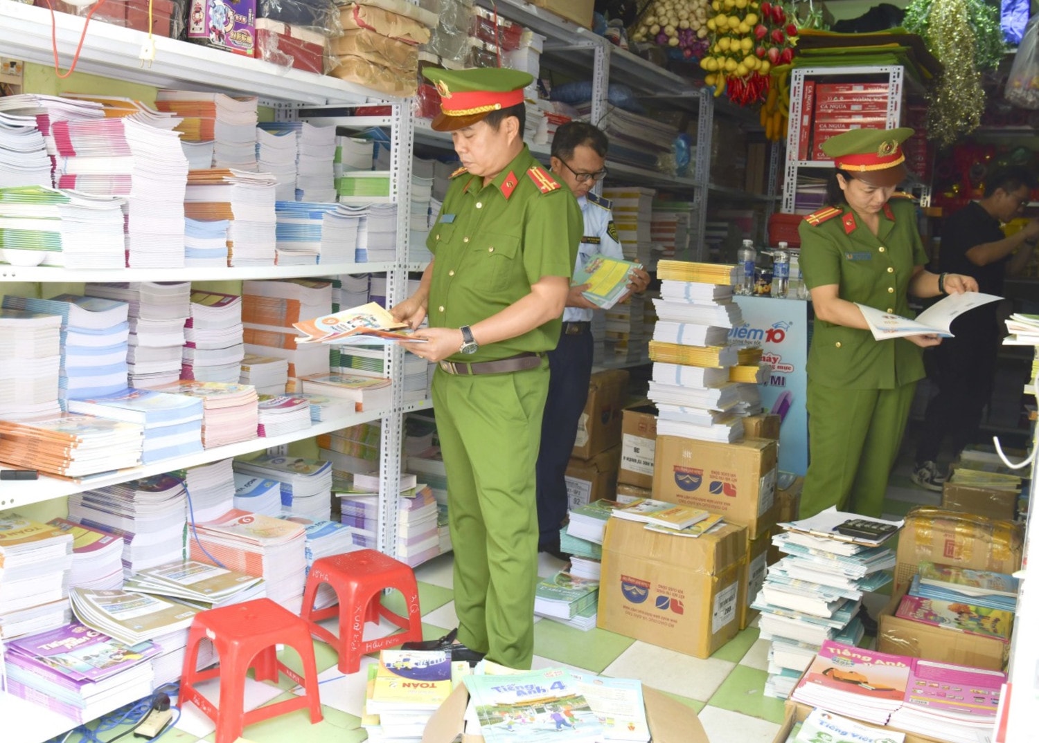 Quảng Bình: Xử phạt nhà sách bán 2.000 đầu sách, vở giả mạo nhà xuất bản lớn -0