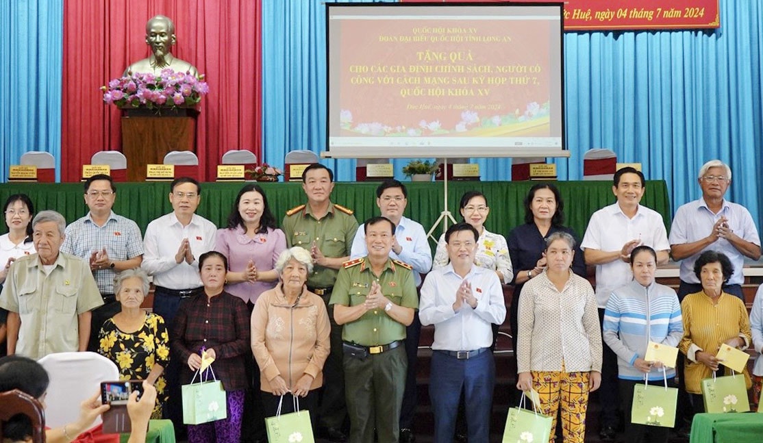 Chủ nhiệm Ủy ban Quốc phòng và An ninh Lê Tấn Tới tiếp xúc cử tri tại hai huyện Đức Huệ và Tân Thạnh -0