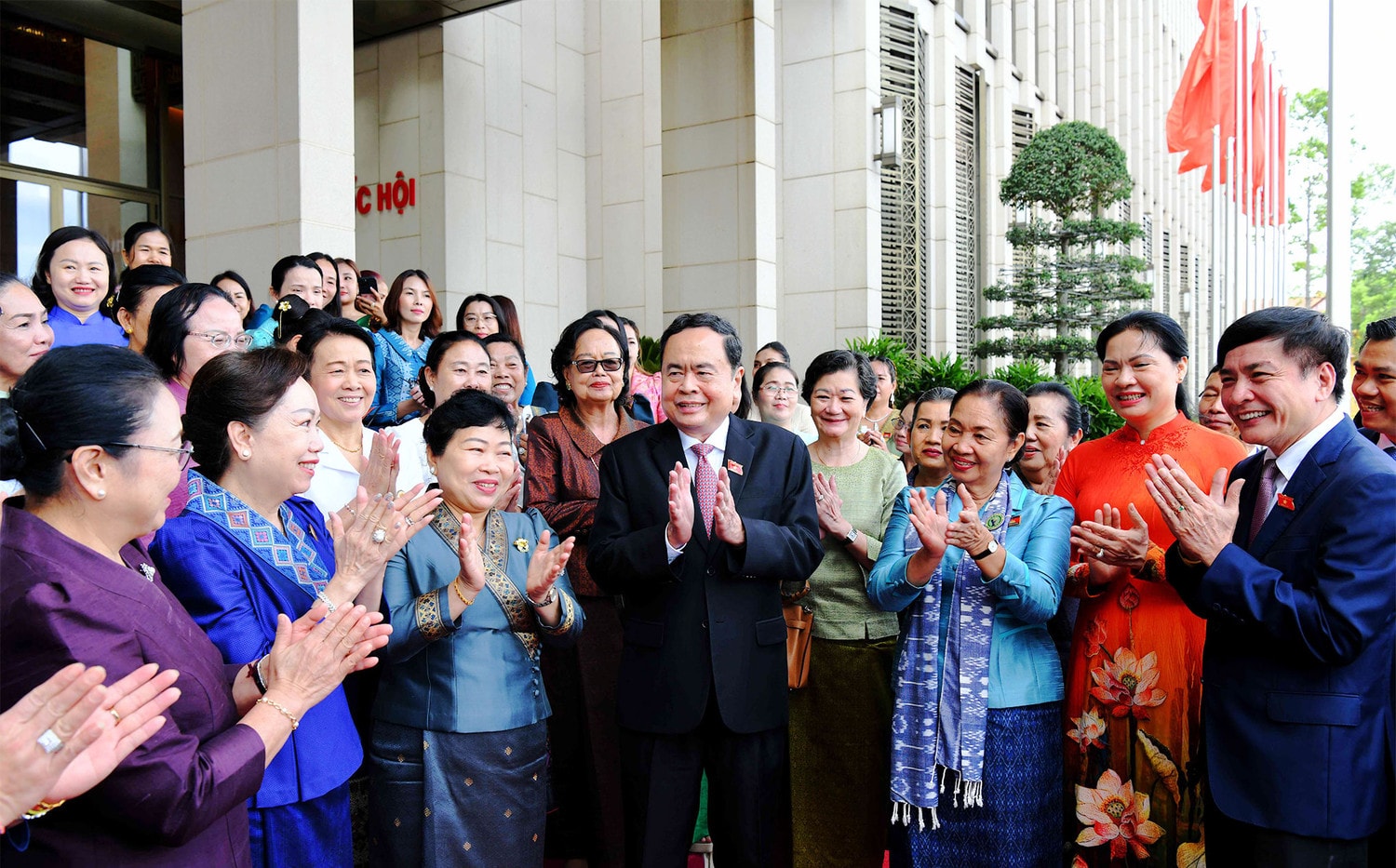 Chủ tịch Quốc hội Trần Thanh Mẫn tiếp Đoàn đại biểu Hội Phụ nữ Campuchia và Lào -0