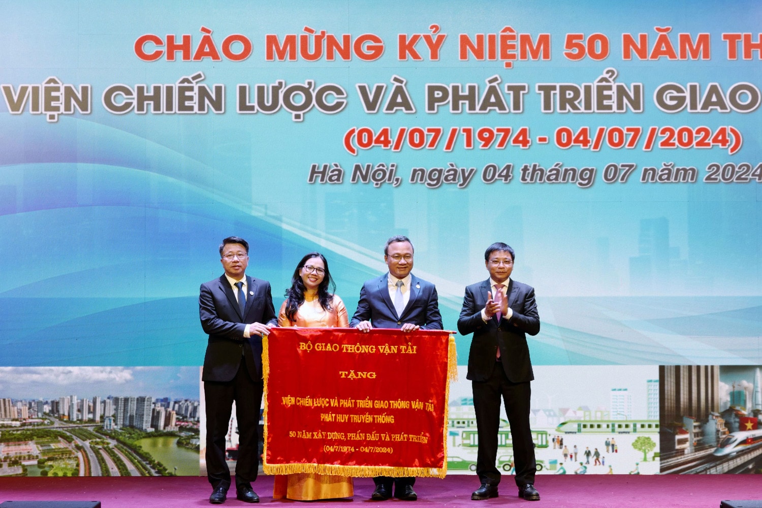 Bộ trưởng Bộ Giao thông Vận tải Nguyễn Văn Thắng (đầu tiên bên phải) trao tặng bức trướng cho Viện Chiến lược và Phát triển Giao thông vận tải l1100737.jpg -0