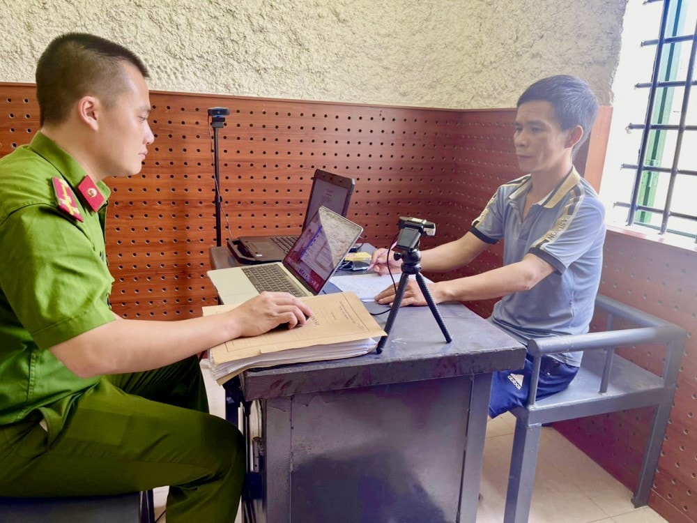Bắt đối tượng lắp camera giấu kín trong nhà nghỉ để quay lén khách -0