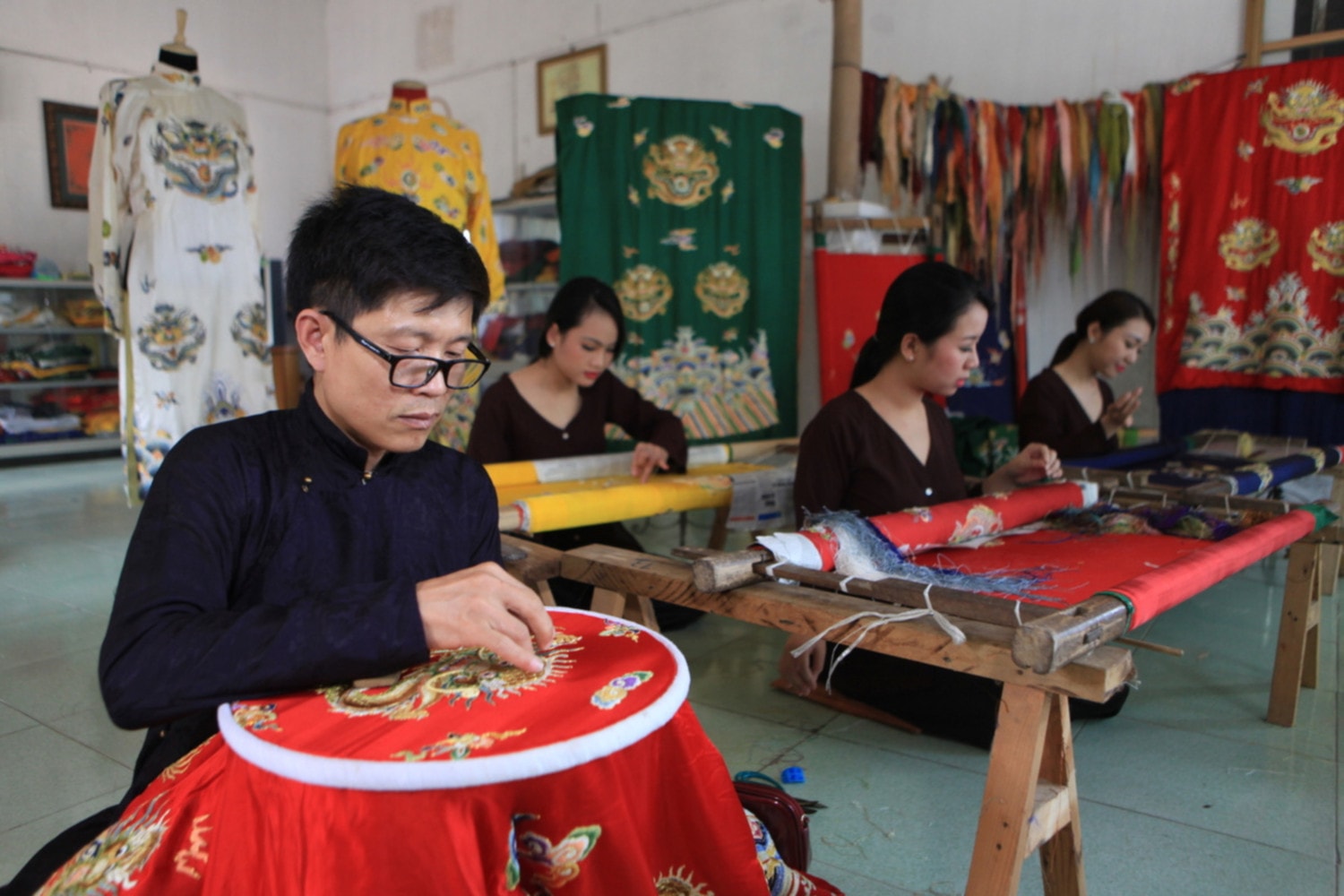 Bao đời, các nghệ nhân của làng Đông Cứu sử dụng kỹ thuật thêu đặc biệt để tạo ra sản phẩm tinh xảo. Ảnh: Lê Bích 