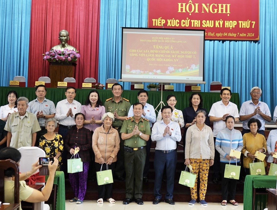 Chủ nhiệm Ủy ban Quốc phòng và An ninh, Trung tướng Lê Tấn Tới tặng quà cho các gia đình chính sách, người có công với cách mạng trên địa bàn huyện Đức Huệ