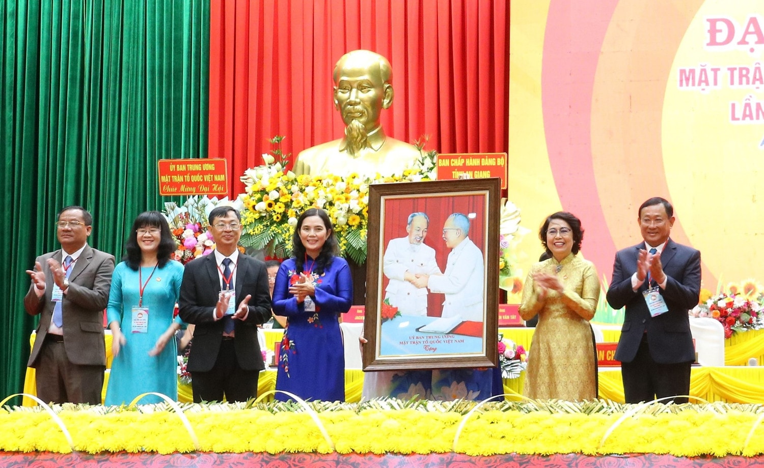 Phó Chủ tịch Trung ương MTTQ Việt Nam Tô Thị Bích Châu (thứ 2 bìa phải) tặng tranh lãnh đạo Ủy ban MTTQ Việt Nam tỉnh An Giang Đại hội đại biểu Ủy ban MTTQ Việt Nam tỉnh An Giang thành công tốt đẹp