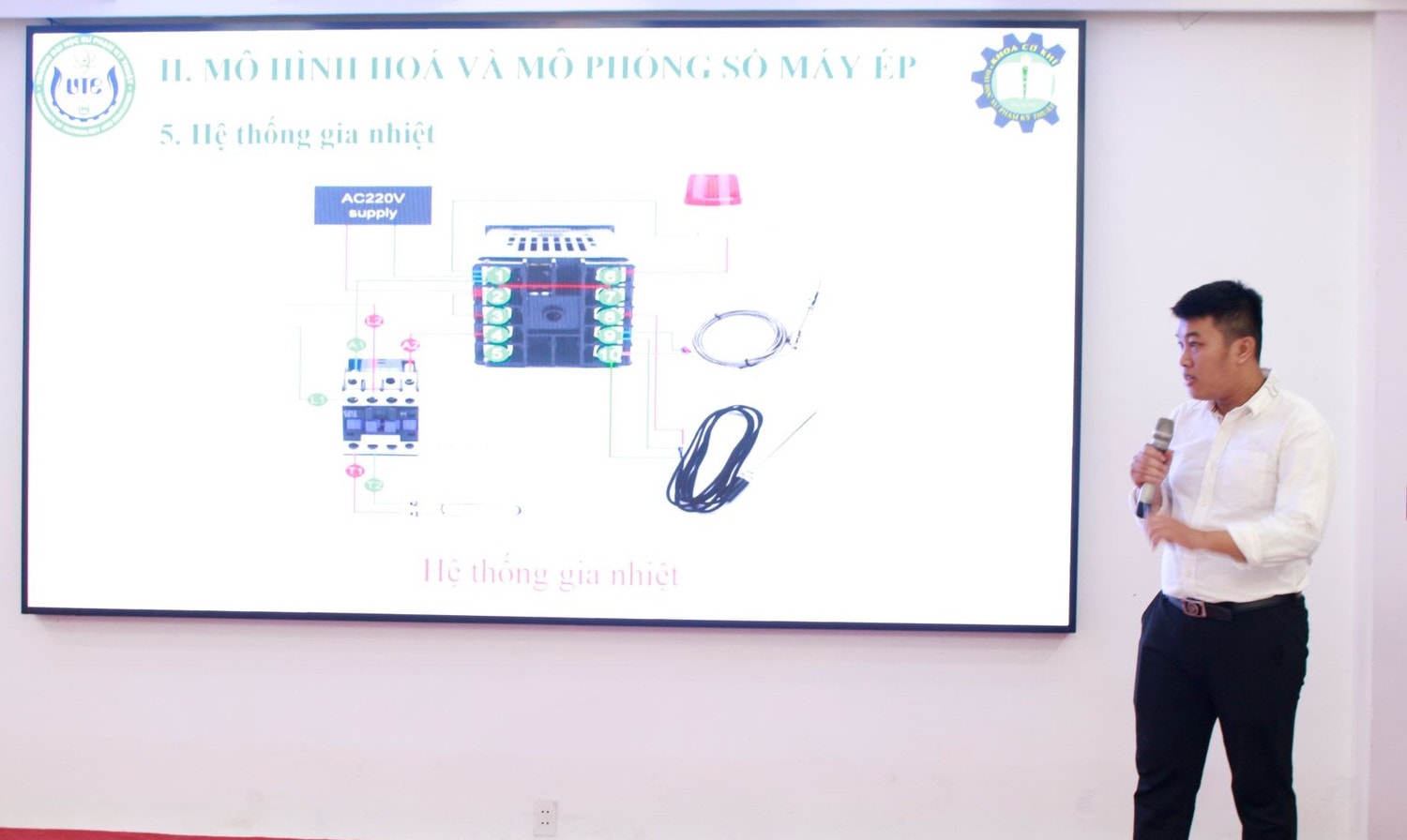 Sinh viên Trường Đại học Sư phạm Kỹ thuật - Đại học Đà Nẵng trình bày về công trình nghiên cứu Đề tài nghiên cứu khoa học của sinh viên ngày càng đáp ứng nhu cầu thực tiễn -0