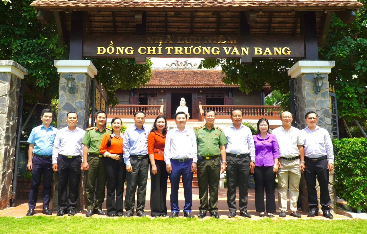 Chủ nhiệm Ủy ban Quốc phòng và An ninh, Trung tướng Lê Tấn Tới dâng hương tại Nhà lưu niệm đồng chí Trương Văn Bang – nguyên Bí thư Xứ ủy Nam Kỳ