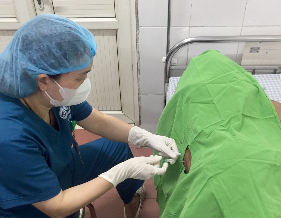 Người đàn ông bị viêm màng não do ăn lòng lợn -0