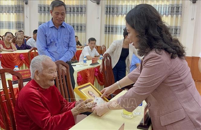 Phó Chủ tịch nước thăm, tặng quà Mẹ Việt Nam anh hùng và người có công tại Quảng Trị -0