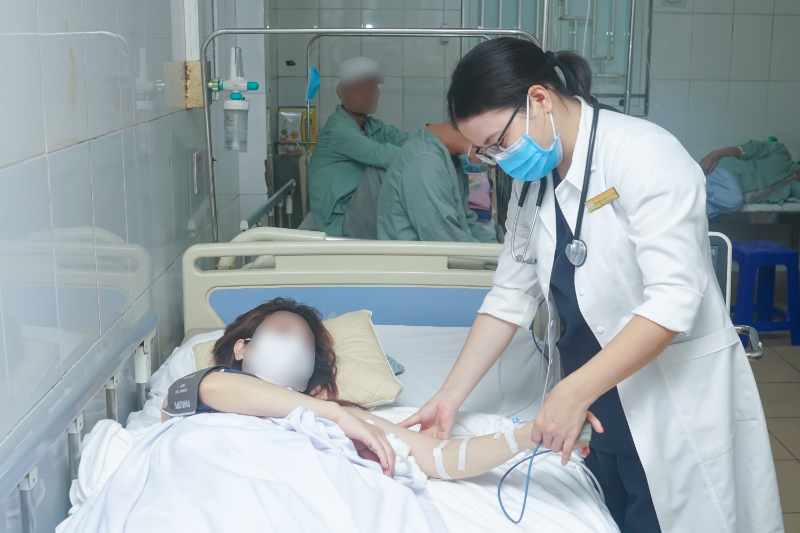 Tiêm chất làm trắng da không rõ nguồn gốc, người phụ nữ sốc phản vệ nguy hiểm -0