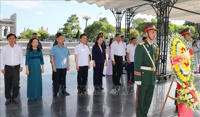 Phó Chủ tịch nước thăm, tặng quà Mẹ Việt Nam anh hùng và người có công tại Quảng Trị -0