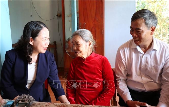 Phó Chủ tịch nước thăm, tặng quà Mẹ Việt Nam anh hùng và người có công tại Quảng Trị -0