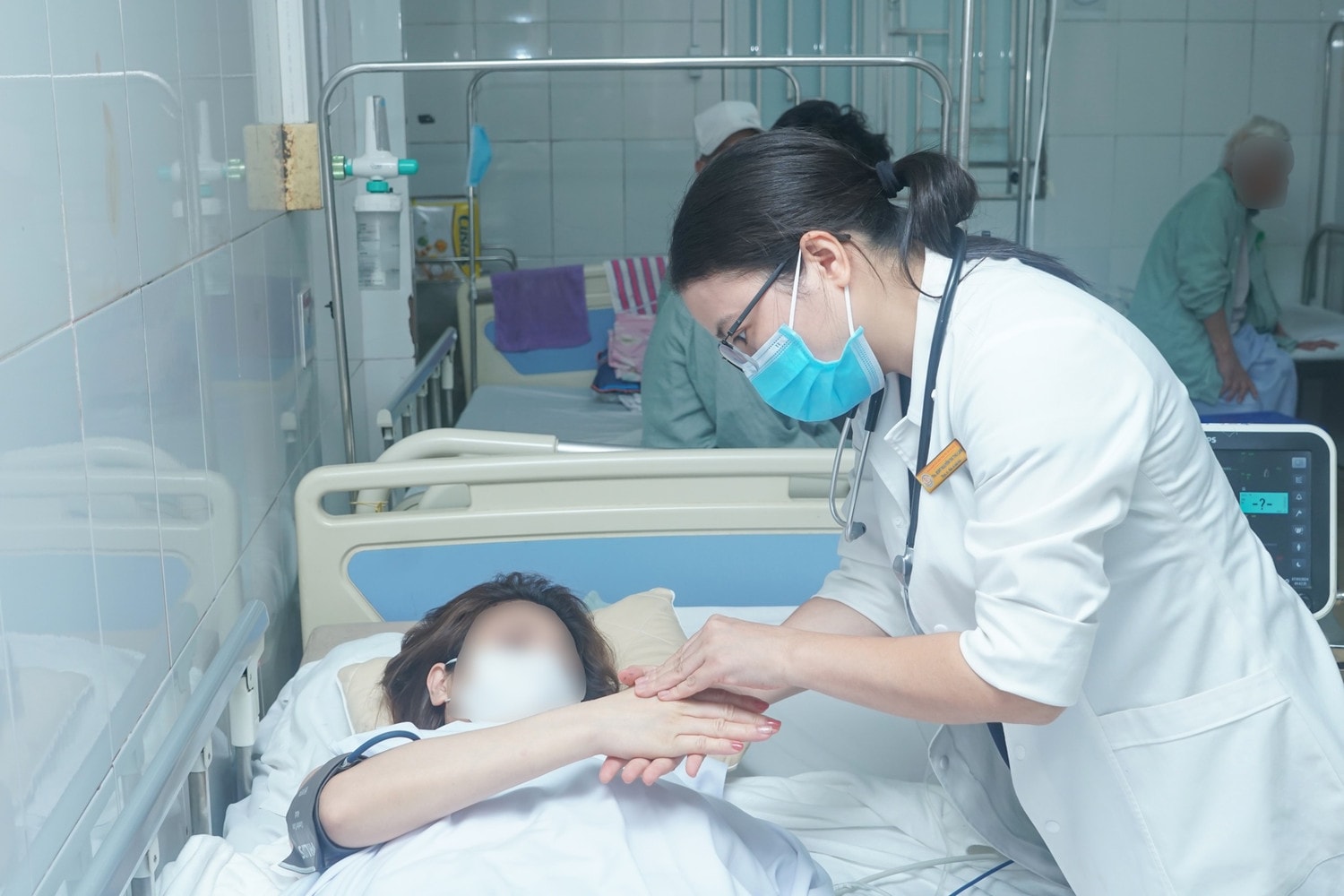 Tiêm chất làm trắng da không rõ nguồn gốc, người phụ nữ sốc phản vệ nguy hiểm -0